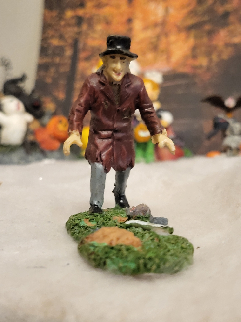 Lemax Spooky Town "Gruesome Grave Digger" Figurine (2005 Retired) – Halloween
